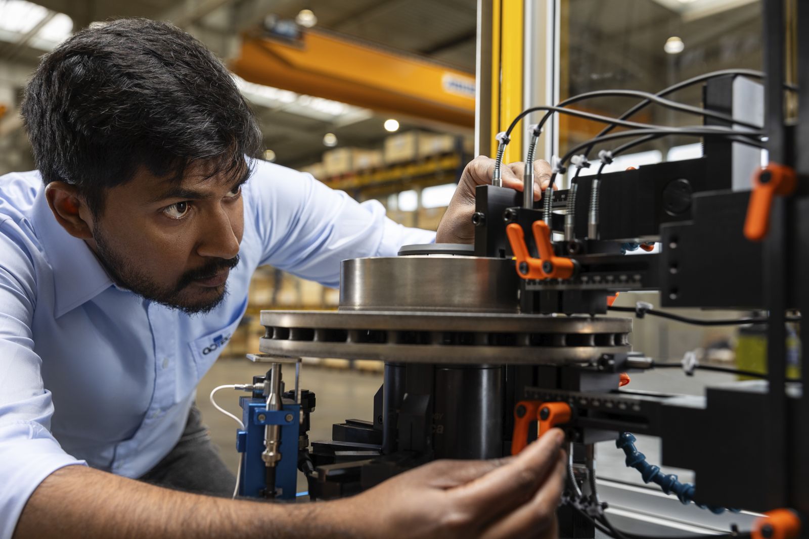 GOTEC employee setting up a brake disc in the measuring machine
